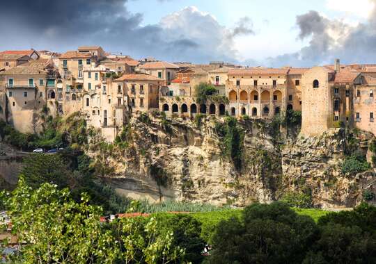 Upptäck spännande historia med ruiner, slott och bergsbyar