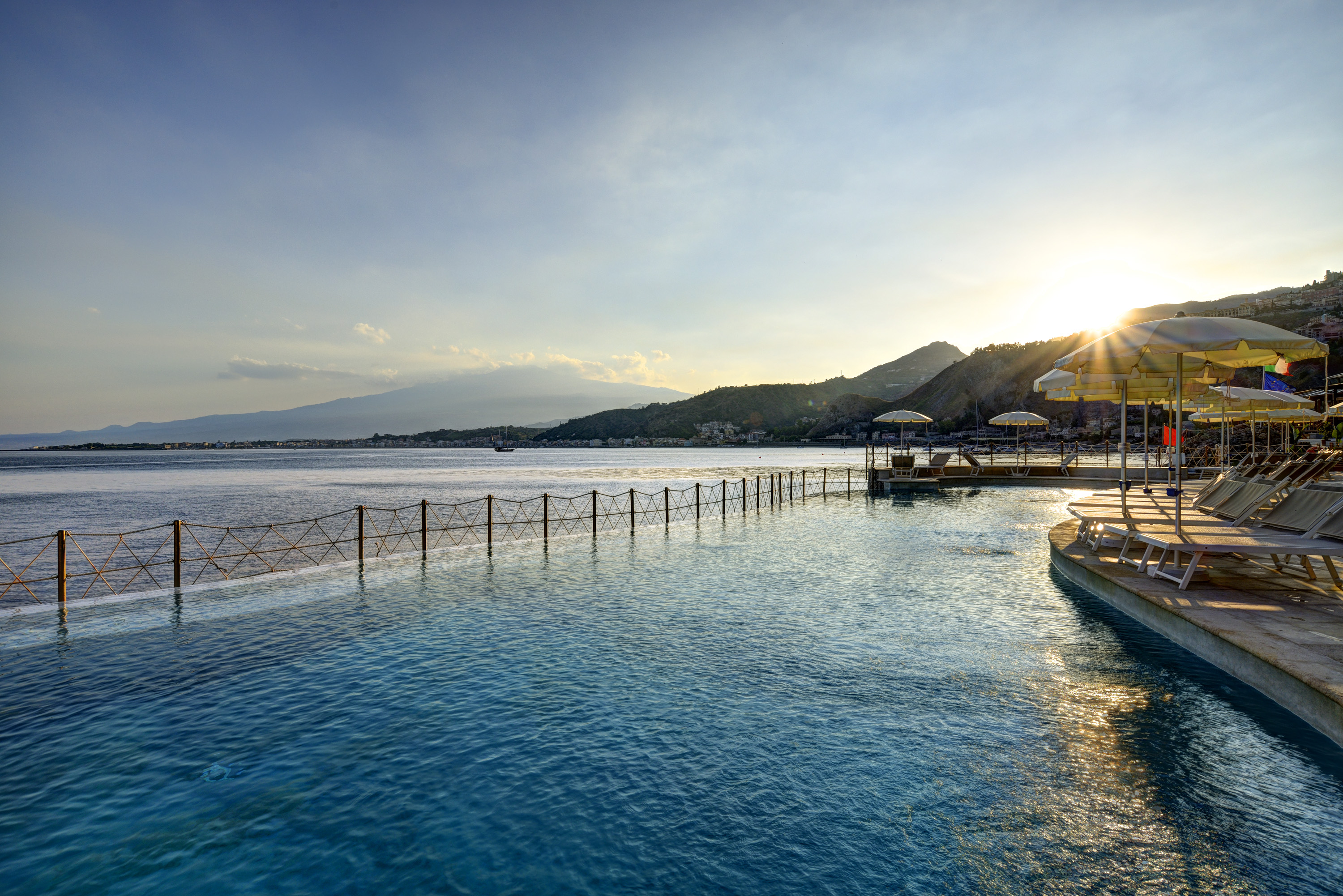 Poolområde på hotel på Sicilien, Italien